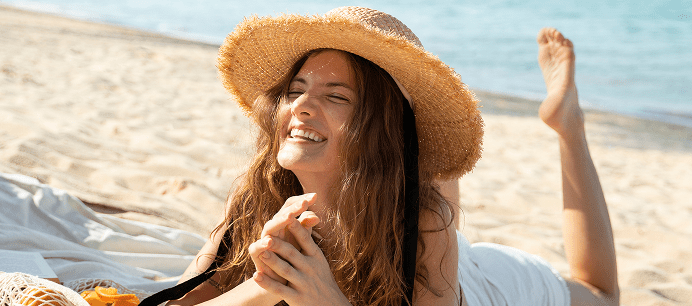mujer-joven-disfrutando-del-verano 1